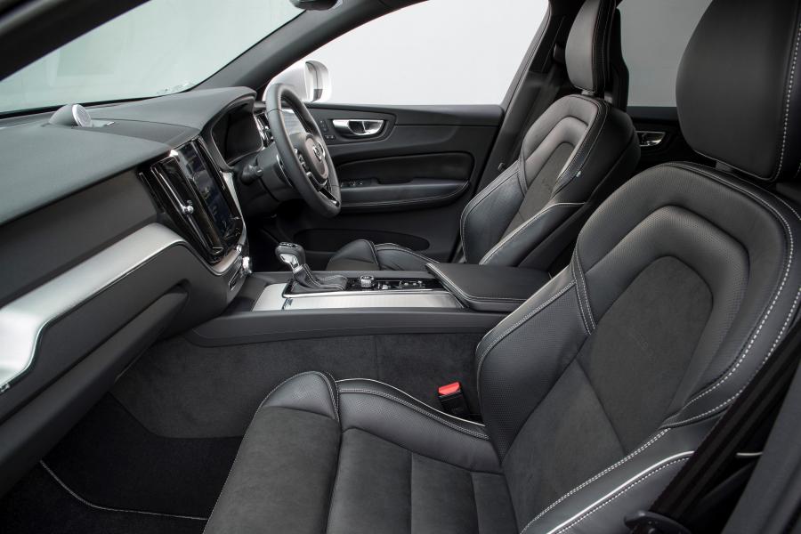 Интерьер Volvo XC60 D5 R-Deisgn 2017 года  (UK) (фото 1 из 82)